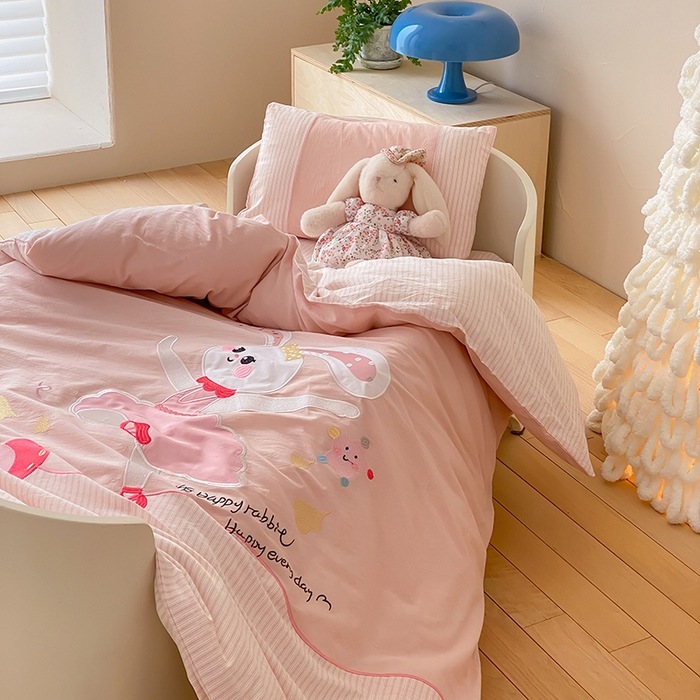 91家纺网 家纺一手货源 找家纺 宝贝优选 2026新款全棉水洗棉幼儿园学生三件套多件套 星光舞兔