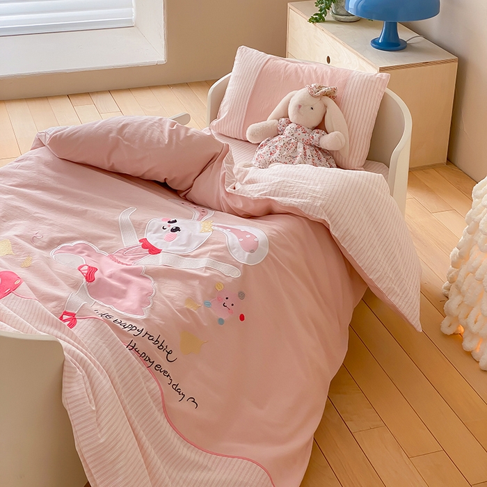 91家纺网 家纺一手货源 找家纺 宝贝优选 2026新款全棉水洗棉幼儿园学生三件套多件套 星光舞兔