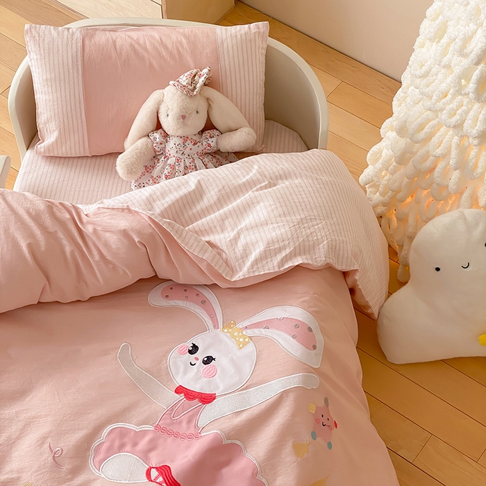 91家纺网 家纺一手货源 找家纺 宝贝优选 2026新款全棉水洗棉幼儿园学生三件套多件套 星光舞兔