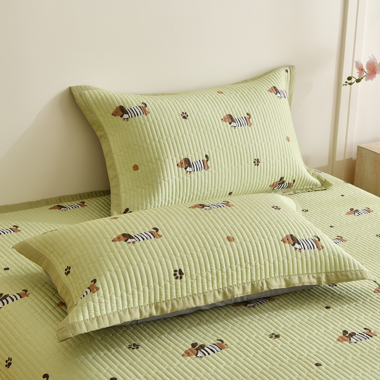 91家纺网 家纺一手货源 找家纺 金艾草 2026新款莫代尔天丝印花夏被床盖四件套三件套 香肠狗-绿色