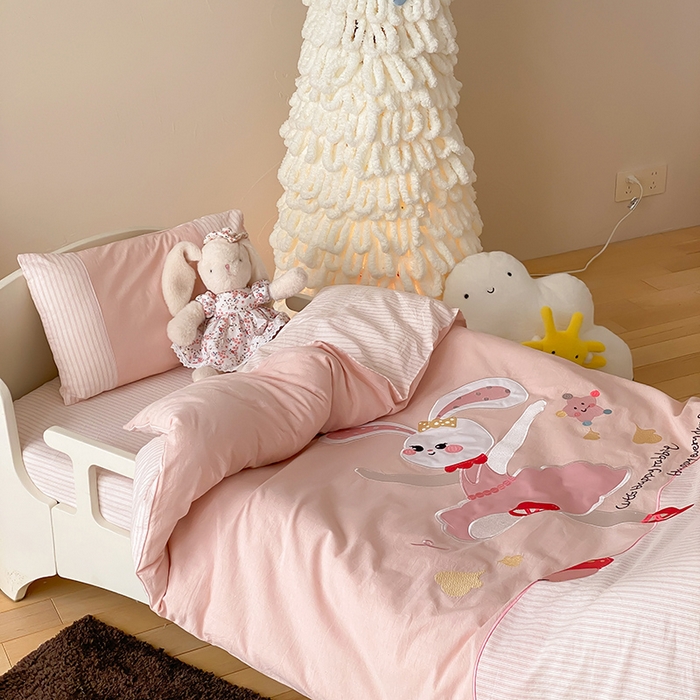 91家纺网 家纺一手货源 找家纺 宝贝优选 2026新款全棉水洗棉幼儿园学生三件套多件套 星光舞兔