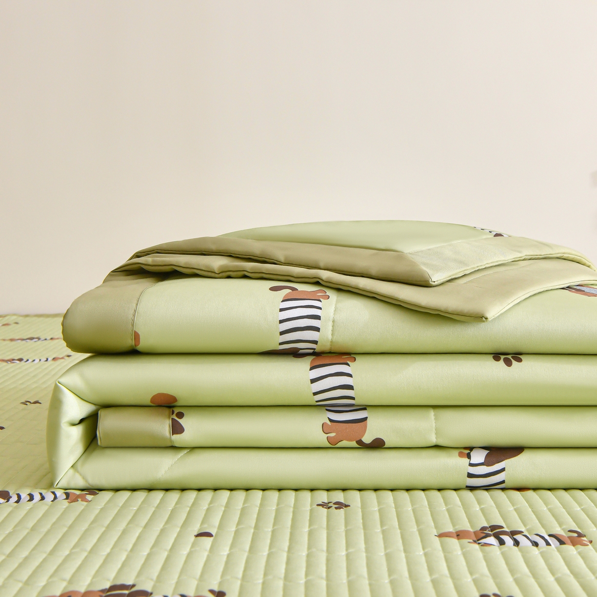 91家纺网 家纺一手货源 找家纺 金艾草 2026新款莫代尔天丝印花夏被床盖四件套三件套 香肠狗-绿色