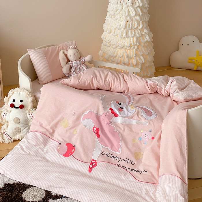 91家纺网 家纺一手货源 找家纺 宝贝优选 2026新款全棉水洗棉幼儿园学生三件套多件套 星光舞兔