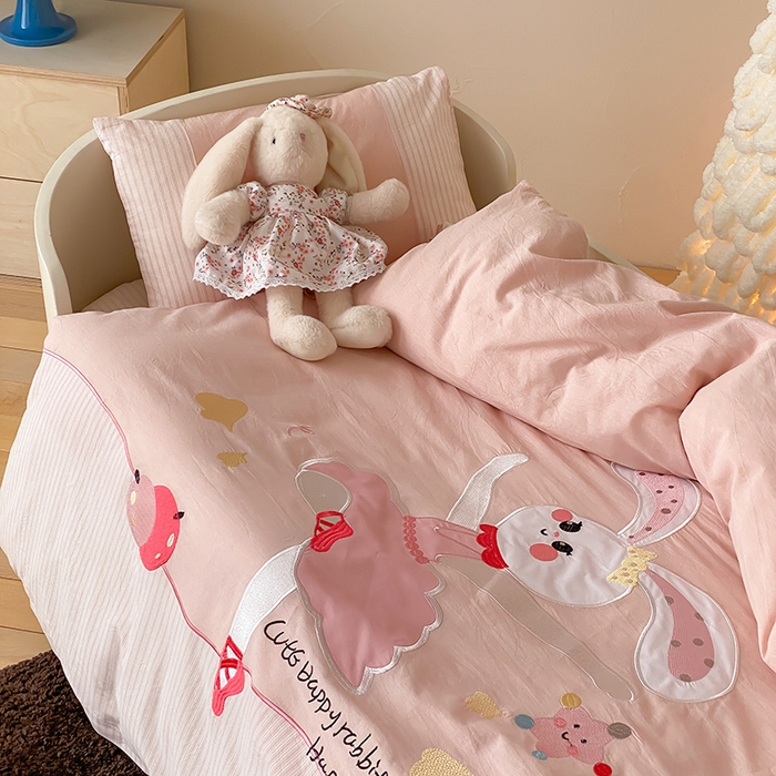 91家纺网 家纺一手货源 找家纺 宝贝优选 2026新款全棉水洗棉幼儿园学生三件套多件套 星光舞兔