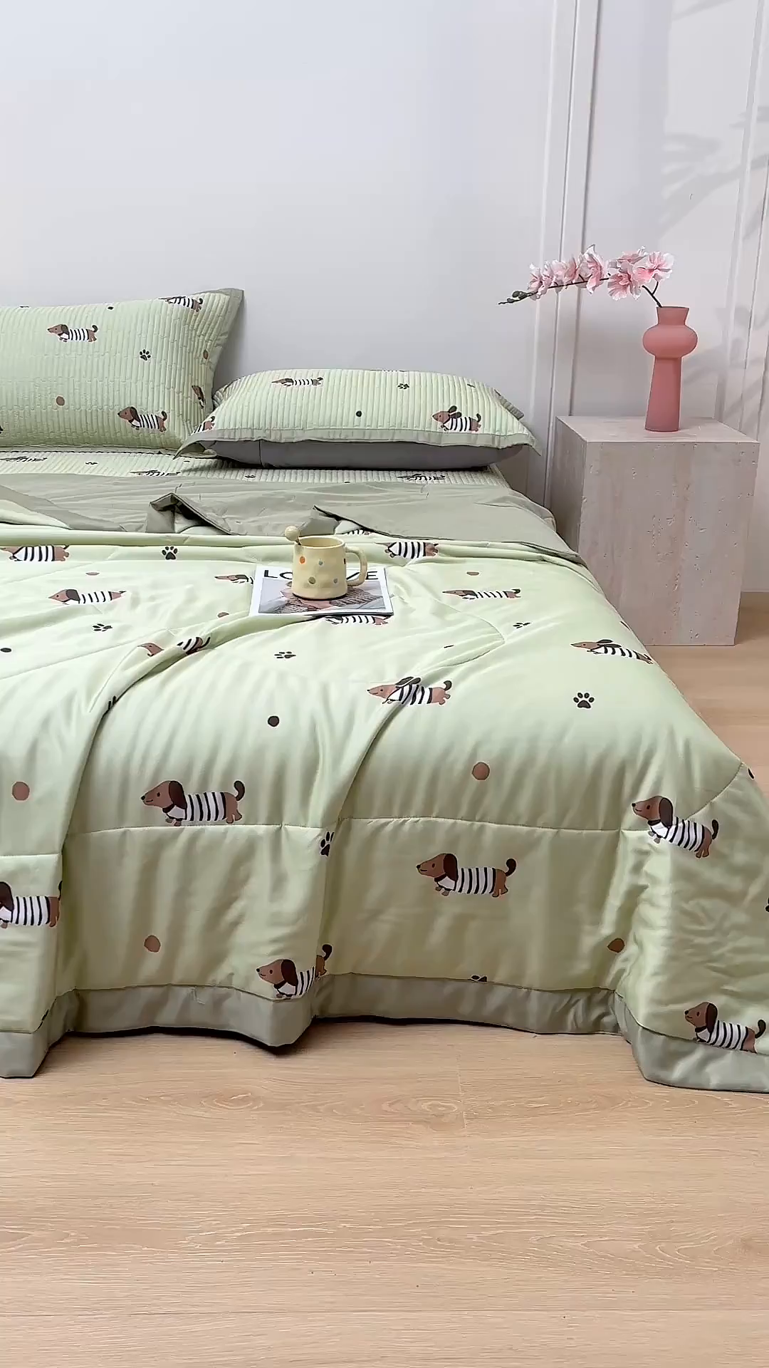 91家纺网 家纺一手货源 找家纺 金艾草 2026新款莫代尔天丝印花夏被床盖四件套三件套 香肠狗-绿色