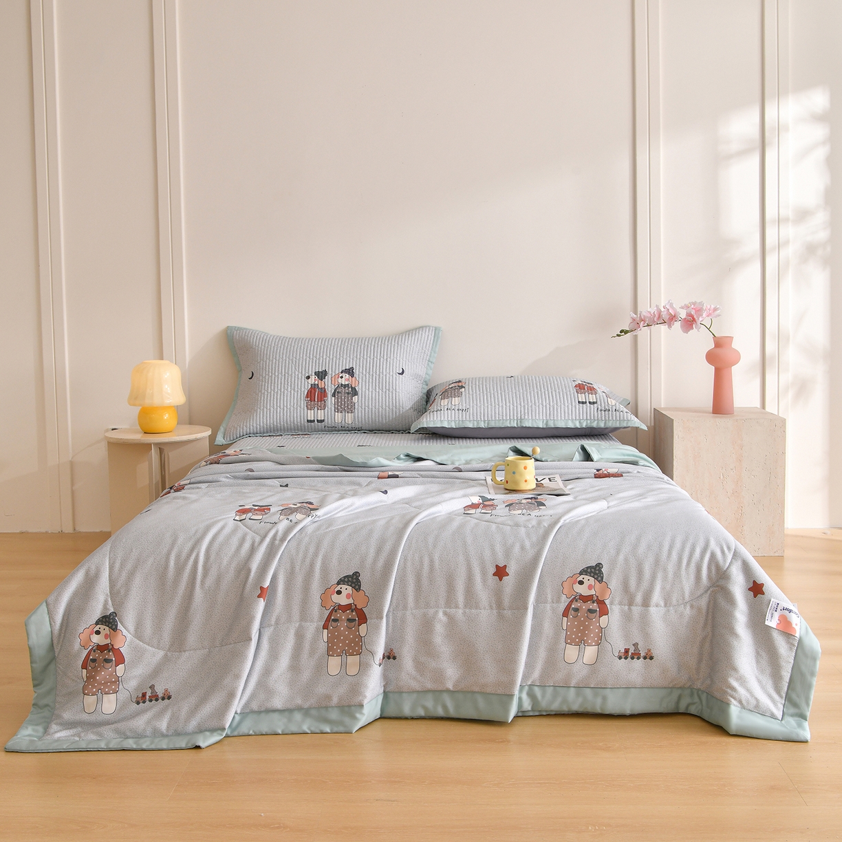 91家纺网 家纺一手货源 找家纺 金艾草 2026新款莫代尔天丝印花夏被床盖四件套三件套 熊熊-蓝