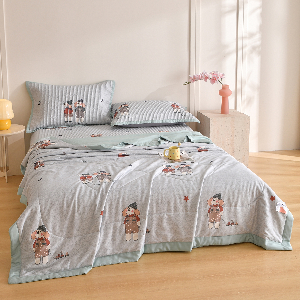 91家纺网 家纺一手货源 找家纺 金艾草 2026新款莫代尔天丝印花夏被床盖四件套三件套 熊熊-蓝