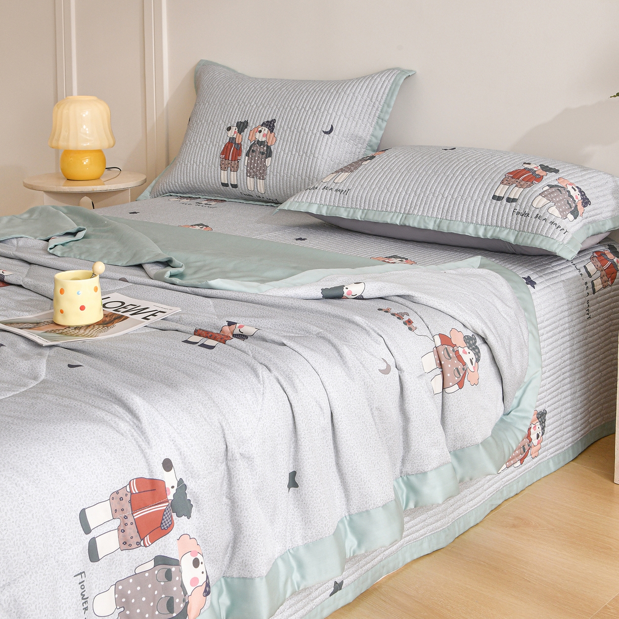 91家纺网 家纺一手货源 找家纺 金艾草 2026新款莫代尔天丝印花夏被床盖四件套三件套 熊熊-蓝