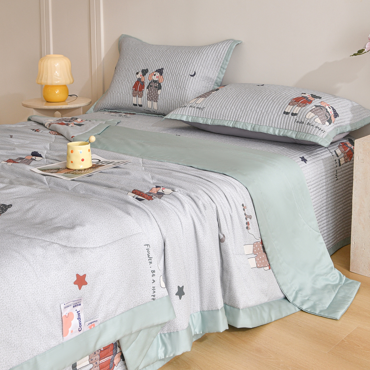 91家纺网 家纺一手货源 找家纺 金艾草 2026新款莫代尔天丝印花夏被床盖四件套三件套 熊熊-蓝