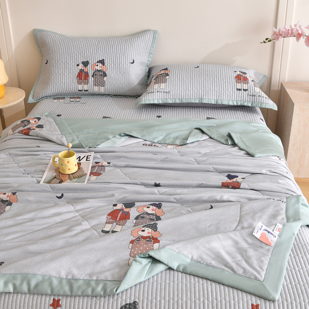 91家纺网 家纺一手货源 找家纺 金艾草 2026新款莫代尔天丝印花夏被床盖四件套三件套 熊熊-蓝