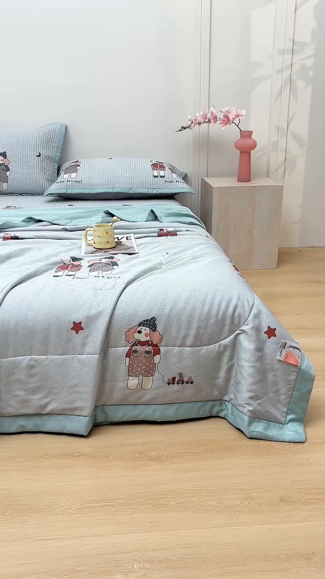 91家纺网 家纺一手货源 找家纺 金艾草 2026新款莫代尔天丝印花夏被床盖四件套三件套 熊熊-蓝