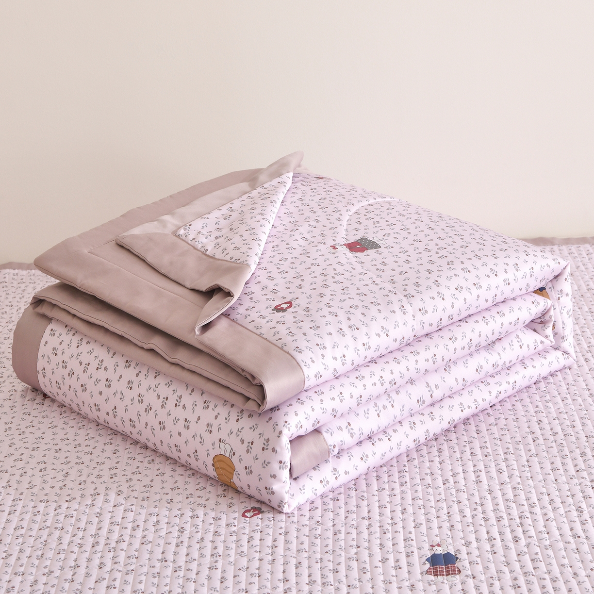 91家纺网 家纺一手货源 找家纺 金艾草 2026新款莫代尔天丝印花夏被床盖四件套三件套 伊特花园