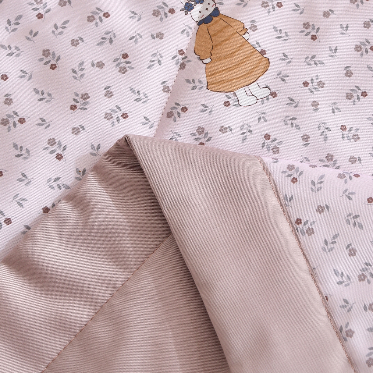 91家纺网 家纺一手货源 找家纺 金艾草 2026新款莫代尔天丝印花夏被床盖四件套三件套 伊特花园