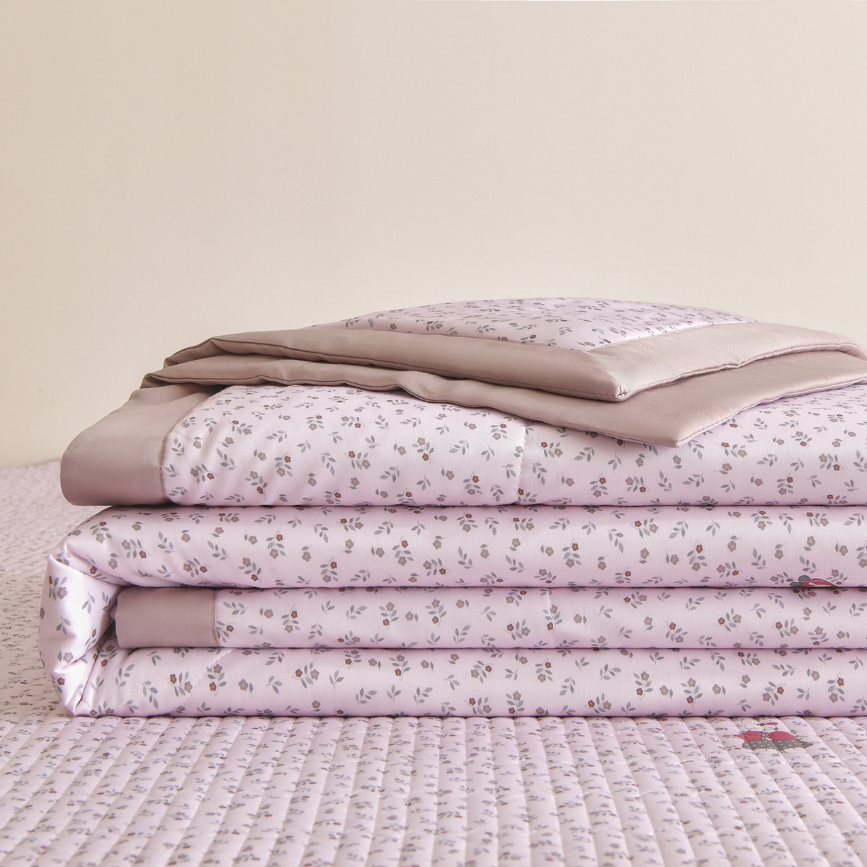 91家纺网 家纺一手货源 找家纺 金艾草 2026新款莫代尔天丝印花夏被床盖四件套三件套 伊特花园