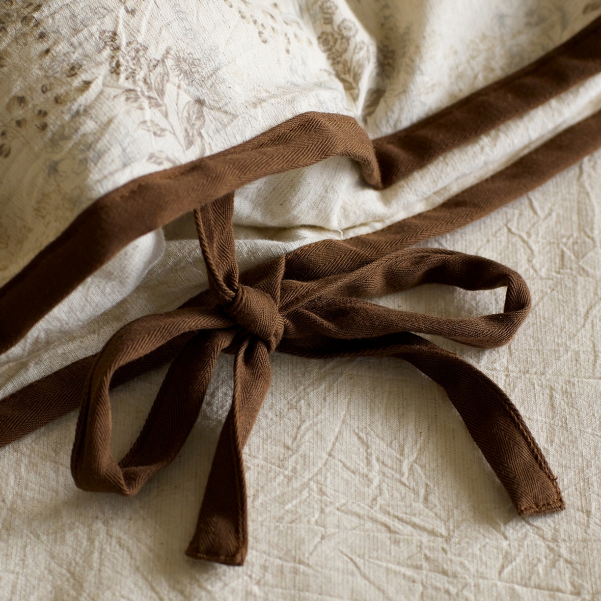 91家纺网 家纺一手货源 找家纺 由丽家纺 2026新款法式复古风棉麻绑带款四件套 千幻梦