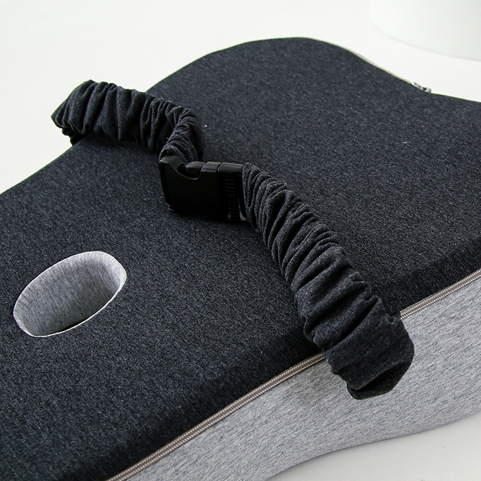 91家纺网 家纺一手货源 找家纺 仁宇枕业 2026新款枕品清凉夏季锦冰丝包裹式带洞透气护腰垫腰靠 透气护腰腰靠-黑灰色