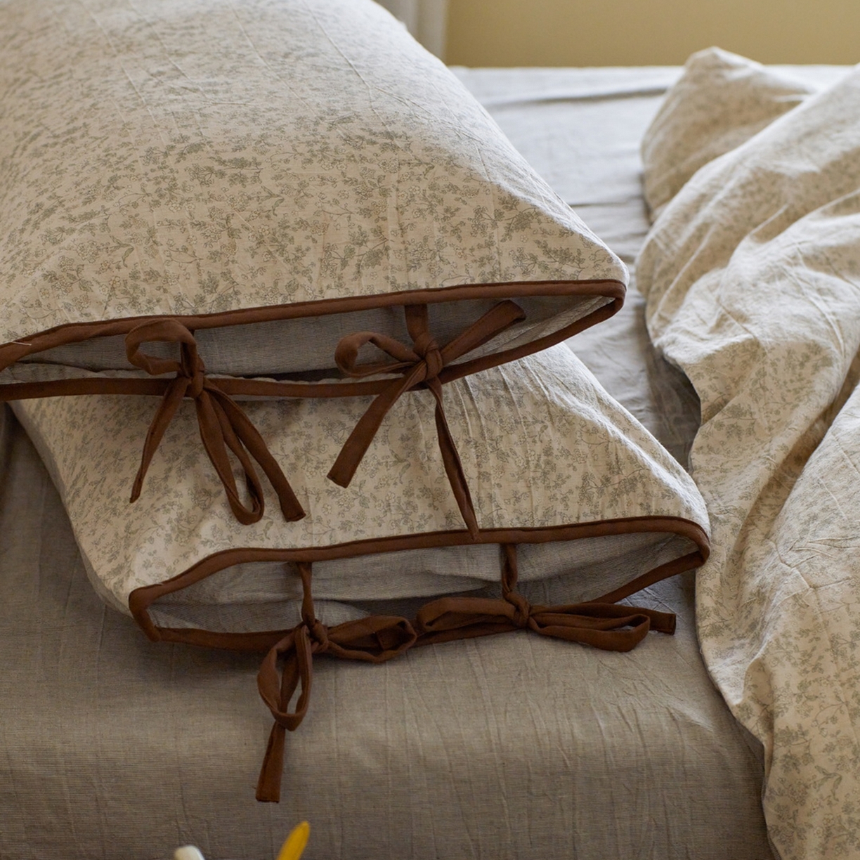 91家纺网 家纺一手货源 找家纺 由丽家纺 2026新款法式复古风棉麻绑带款四件套 秀丽春色