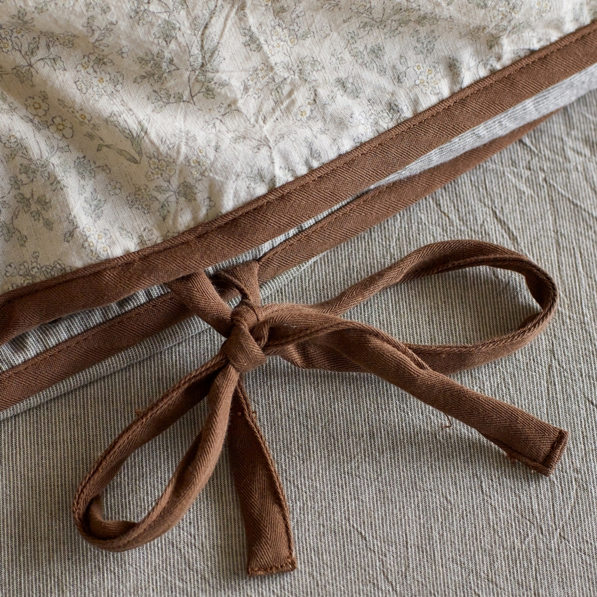 91家纺网 家纺一手货源 找家纺 由丽家纺 2026新款法式复古风棉麻绑带款四件套 秀丽春色