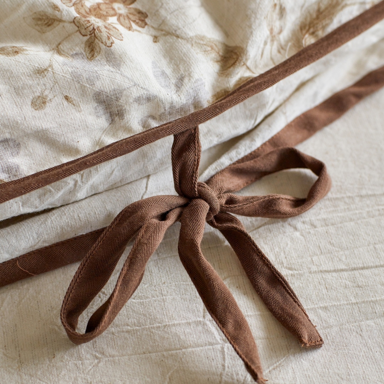 91家纺网 家纺一手货源 找家纺 由丽家纺 2026新款法式复古风棉麻绑带款四件套 雅韵锦花