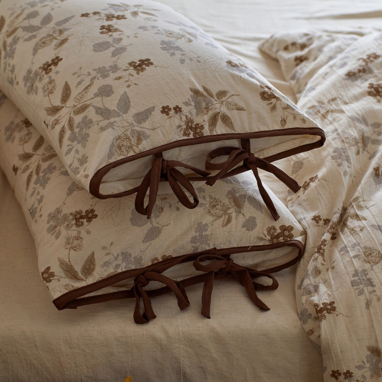 91家纺网 家纺一手货源 找家纺 由丽家纺 2026新款法式复古风棉麻绑带款四件套 雅韵锦花