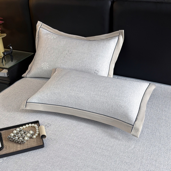 91家纺网 家纺一手货源 找家纺 绒艺席业 2026年新款立体浮雕工艺正宗凉感豆豆席凉席席子-床笠款 豆豆彩蝶-浅灰色