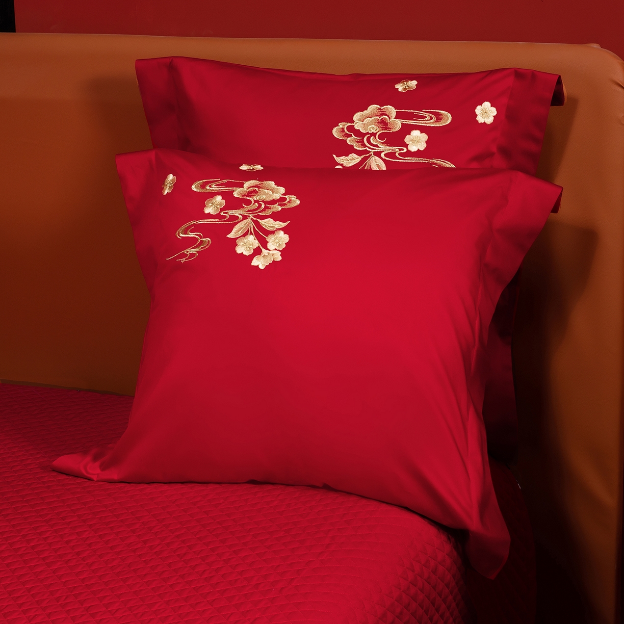 91家纺网 家纺一手货源 找家纺 柏拉图 2026新款长绒棉纯棉贡缎全工艺刺绣婚庆四件套多件套 情意绵绵