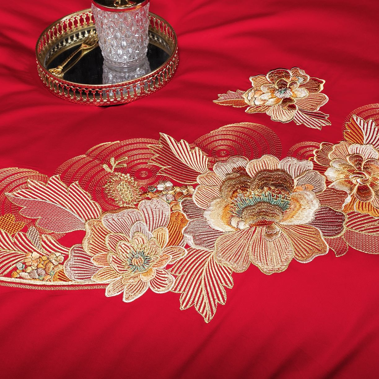 91家纺网 家纺一手货源 找家纺 柏拉图 2026新款长绒棉纯棉贡缎全工艺刺绣婚庆四件套多件套 情意绵绵