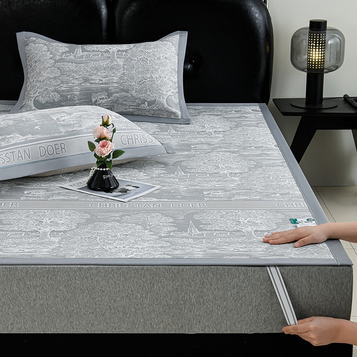 91家纺网 家纺一手货源 找家纺 锦逸家居 2026新款真PE聚乙烯高分子冰丝凉感凉席 林间秘境-灰