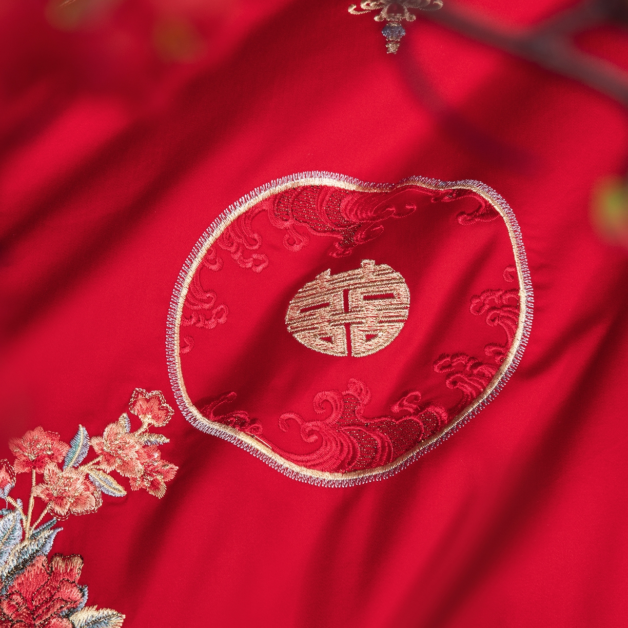 91家纺网 家纺一手货源 找家纺 柏拉图 2026新款长绒棉纯棉贡缎全工艺刺绣婚庆四件套多件套 团团圆圆