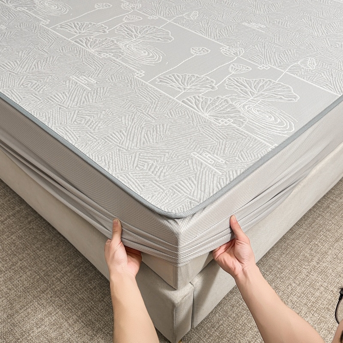 91家纺网 家纺一手货源 找家纺 绒艺席业 2026年新款立体浮雕工艺正宗凉感豆豆席凉席席子-床笠款 豆豆荷塘月色-浅灰色