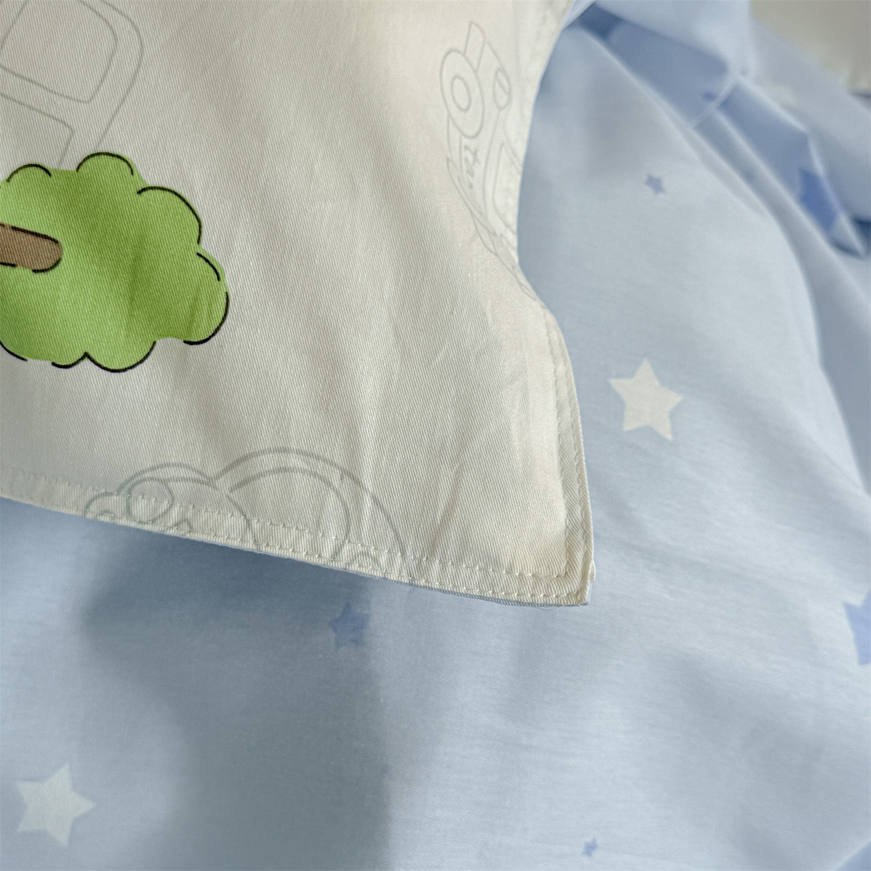 91家纺网 家纺一手货源 找家纺 优眠坊 2026春夏新款全棉印花四件套单品系列-单被套（预留缩水率） 汽车嘟嘟-单被套