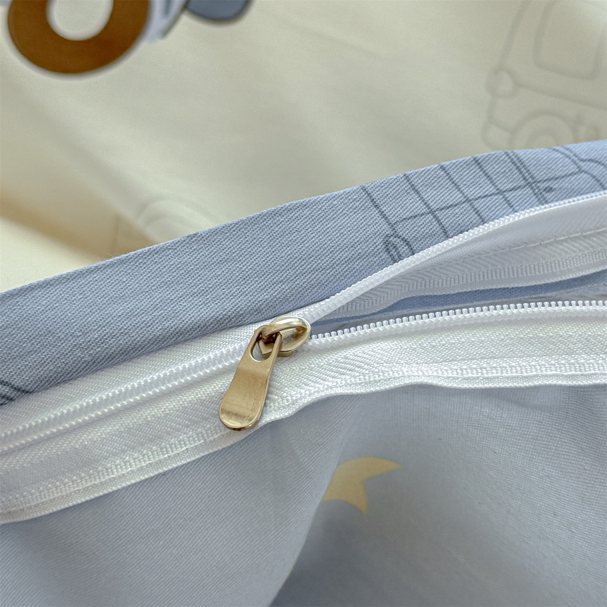 91家纺网 家纺一手货源 找家纺 优眠坊 2026春夏新款全棉印花四件套单品系列-单被套（预留缩水率） 汽车嘟嘟-单被套