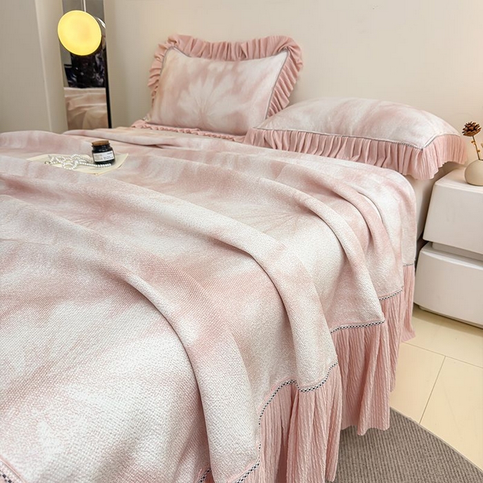 91家纺网 家纺一手货源 找家纺 锦逸家居 2026新款床裙款真PE冰丝凉席 花间密语