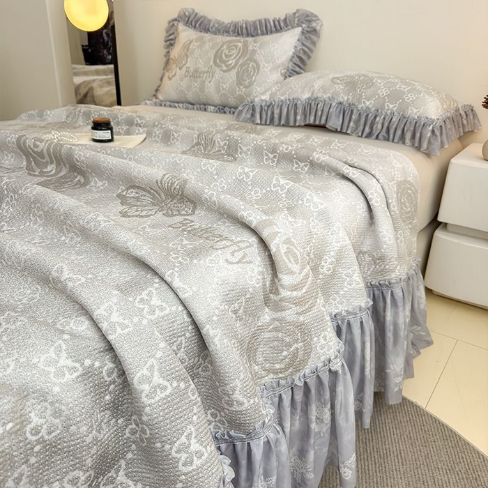 91家纺网 家纺一手货源 找家纺 锦逸家居 2026新款床裙款真PE冰丝凉席 花香丽影-浅灰