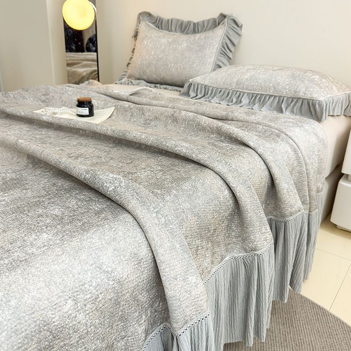 91家纺网 家纺一手货源 找家纺 锦逸家居 2026新款床裙款真PE冰丝凉席 欧陆风情-灰蓝