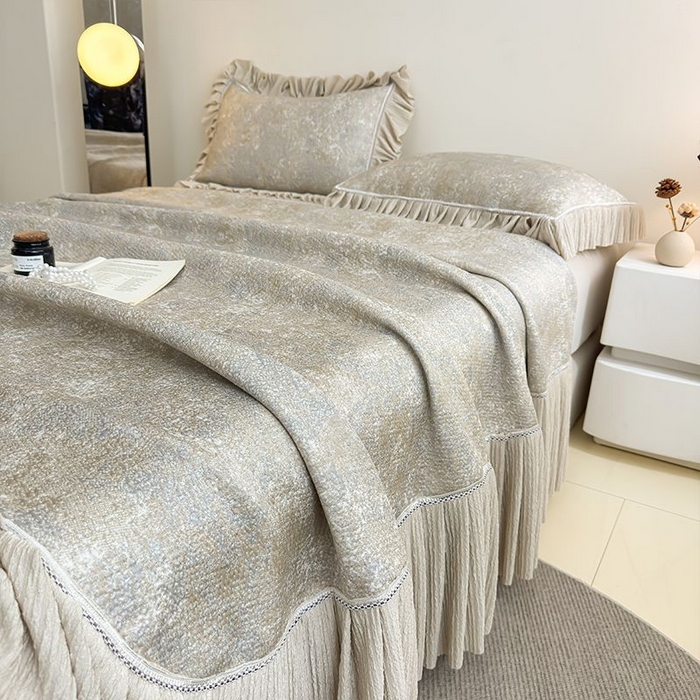 91家纺网 家纺一手货源 找家纺 锦逸家居 2026新款床裙款真PE冰丝凉席 欧陆风情-卡其