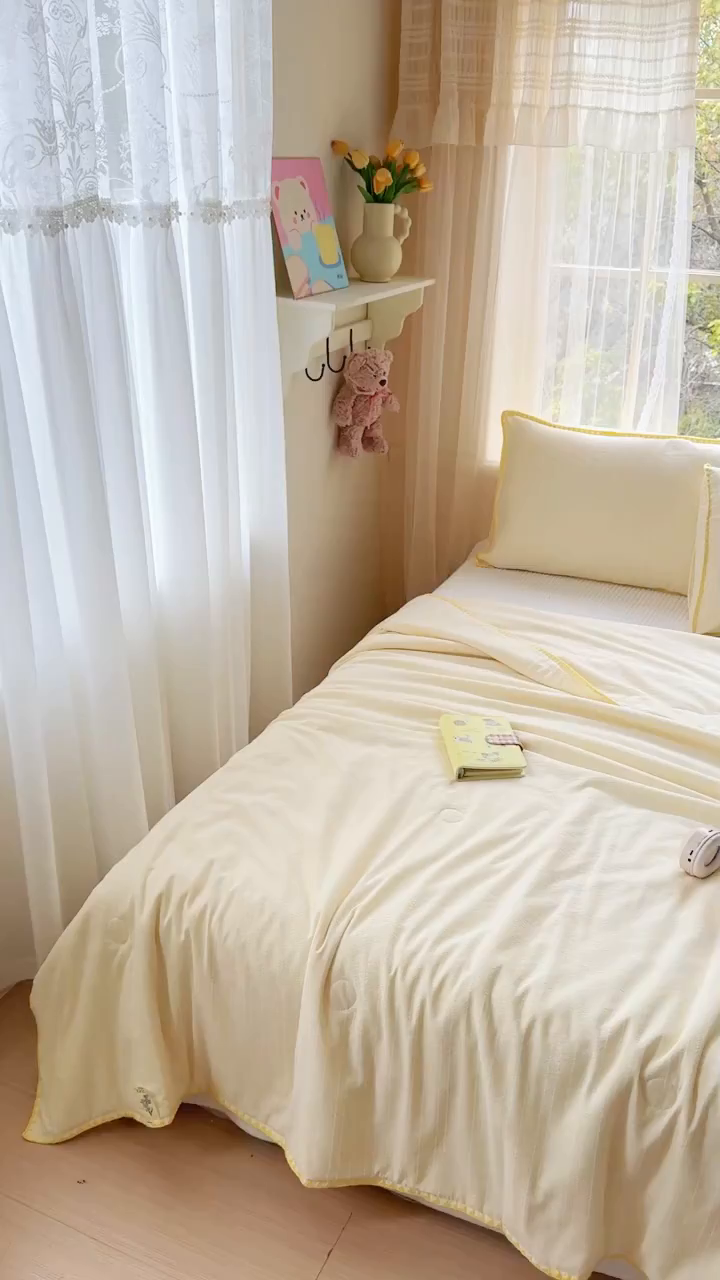 91家纺网 家纺一手货源 找家纺 （总）鑫利来家纺 2026新款纯色无印风夏被简约素色法式麻夏凉被阳离子色织提花单人双人学生夏凉被空调被-场景二