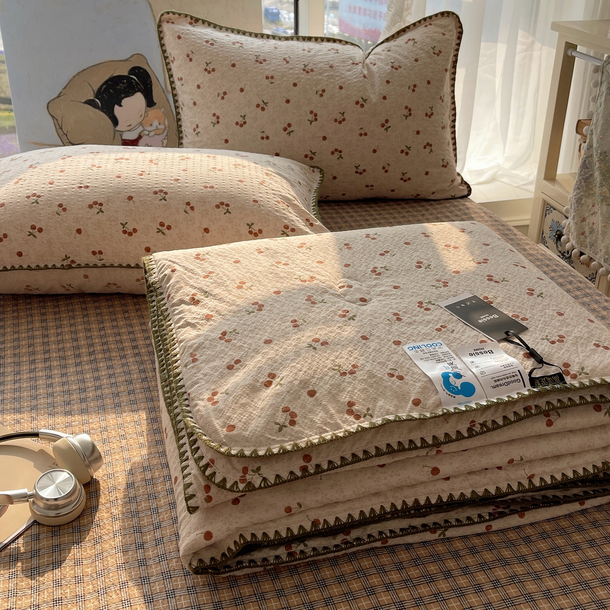 91家纺网 家纺一手货源 找家纺 几禾 2026春夏新款泡芙纱贝壳边夏被夏凉被空调被四件套 欧包-酒渍樱桃