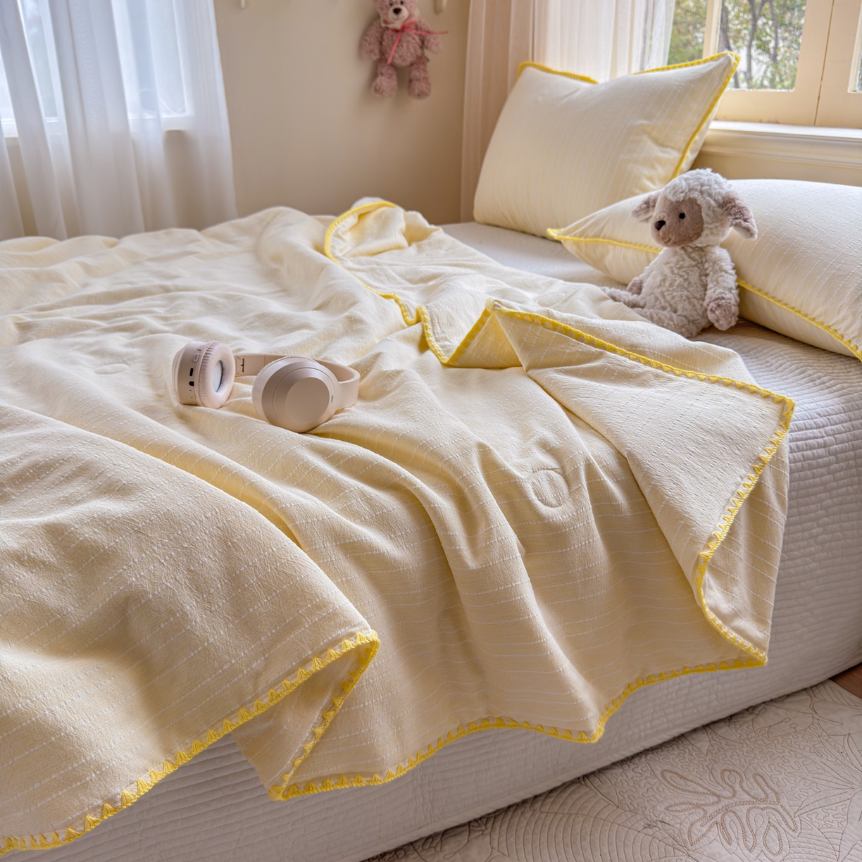 91家纺网 家纺一手货源 找家纺 鑫利来家纺 2026新款纯色无印风夏被简约素色法式麻夏凉被阳离子色织提花单人双人学生夏凉被-场景二 青禾-米黄