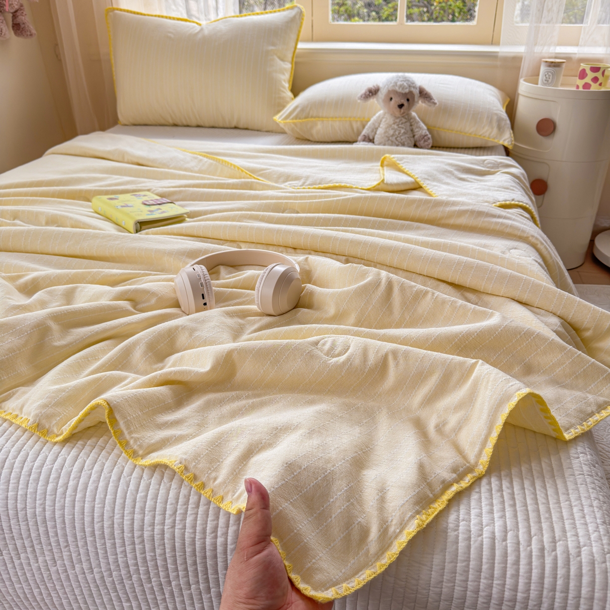 91家纺网 家纺一手货源 找家纺 鑫利来家纺 2026新款纯色无印风夏被简约素色法式麻夏凉被阳离子色织提花单人双人学生夏凉被-场景二 青禾-米黄