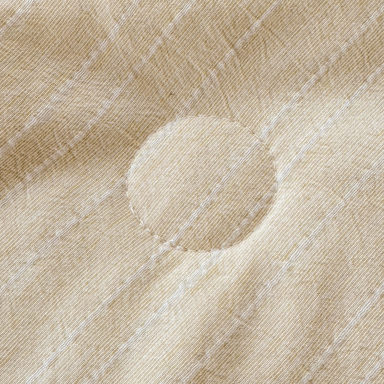 91家纺网 家纺一手货源 找家纺 鑫利来家纺 2026新款纯色无印风夏被简约素色法式麻夏凉被阳离子色织提花单人双人学生夏凉被-场景二 青禾-米黄