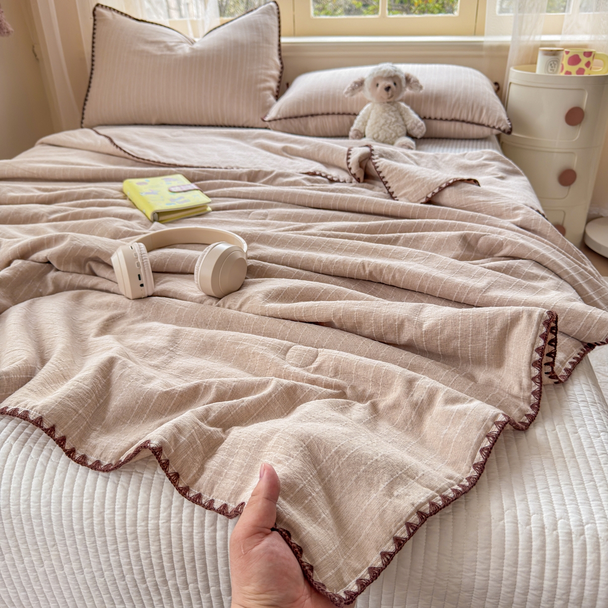 91家纺网 家纺一手货源 找家纺 鑫利来家纺 2026新款纯色无印风夏被简约素色法式麻夏凉被阳离子色织提花单人双人学生夏凉被-场景二 青禾-奶咖