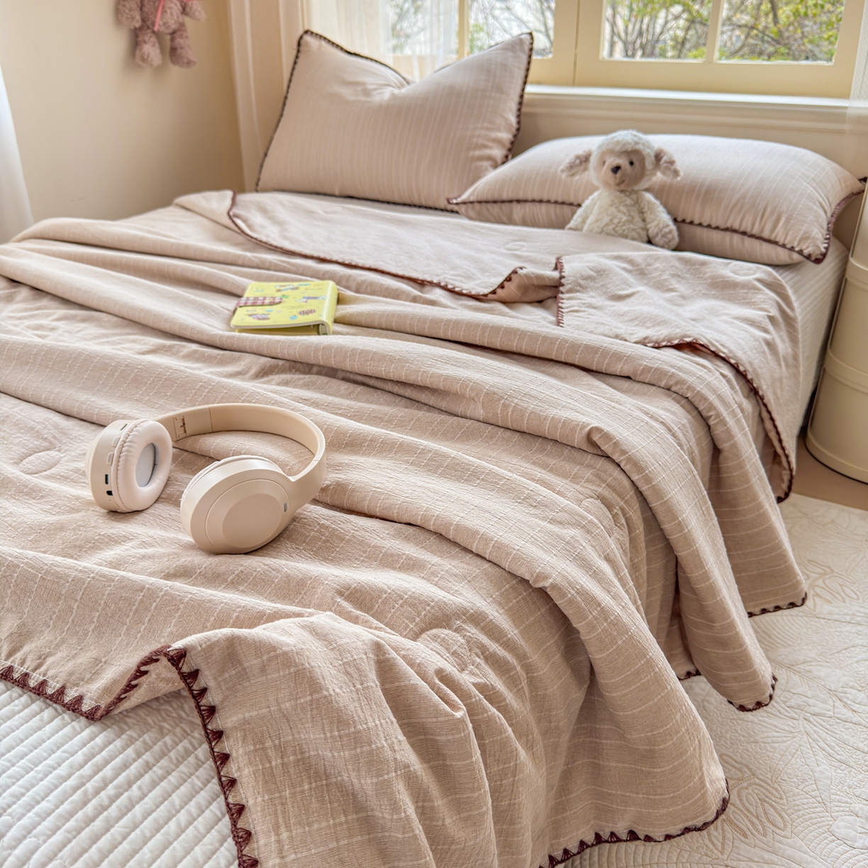 91家纺网 家纺一手货源 找家纺 鑫利来家纺 2026新款纯色无印风夏被简约素色法式麻夏凉被阳离子色织提花单人双人学生夏凉被-场景二 青禾-奶咖