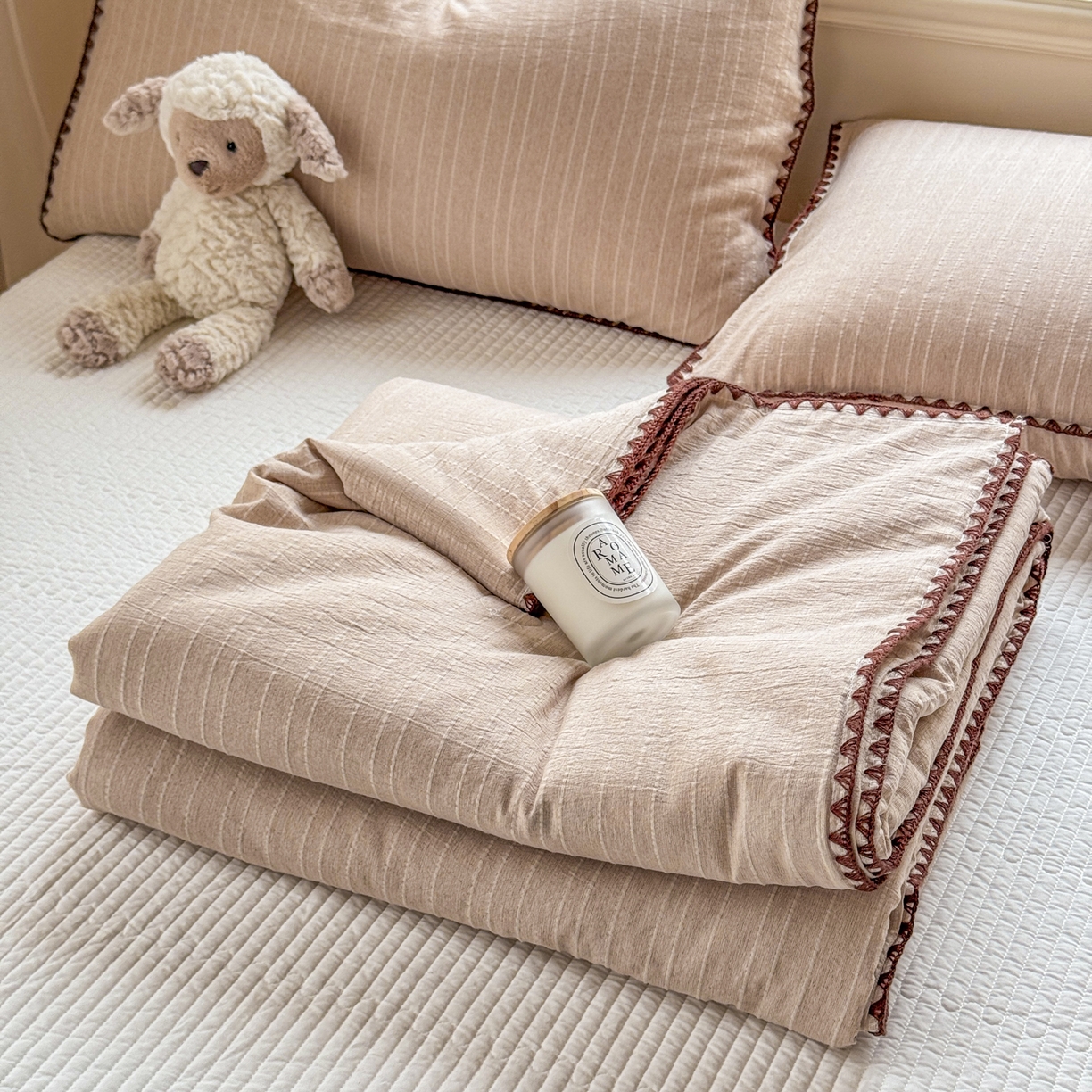 91家纺网 家纺一手货源 找家纺 鑫利来家纺 2026新款纯色无印风夏被简约素色法式麻夏凉被阳离子色织提花单人双人学生夏凉被-场景二 青禾-奶咖