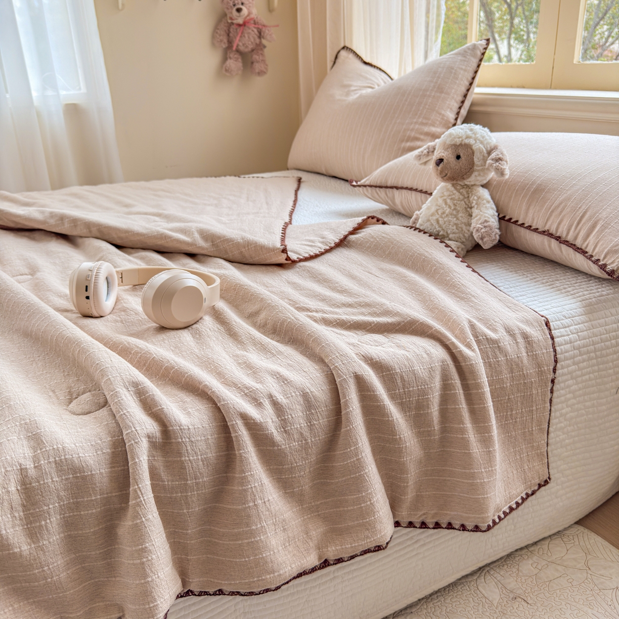 91家纺网 家纺一手货源 找家纺 鑫利来家纺 2026新款纯色无印风夏被简约素色法式麻夏凉被阳离子色织提花单人双人学生夏凉被-场景二 青禾-奶咖