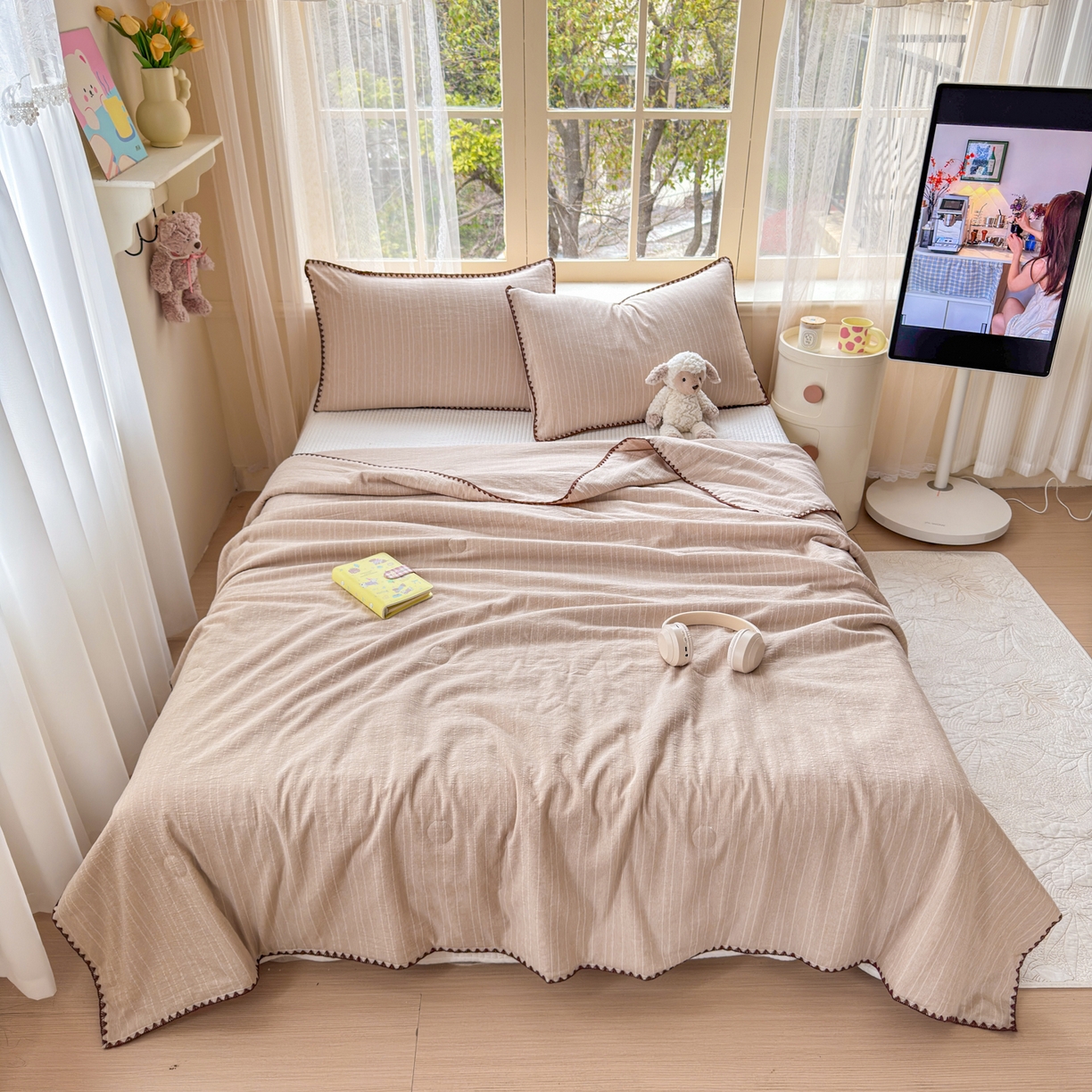 91家纺网 家纺一手货源 找家纺 鑫利来家纺 2026新款纯色无印风夏被简约素色法式麻夏凉被阳离子色织提花单人双人学生夏凉被-场景二 青禾-奶咖