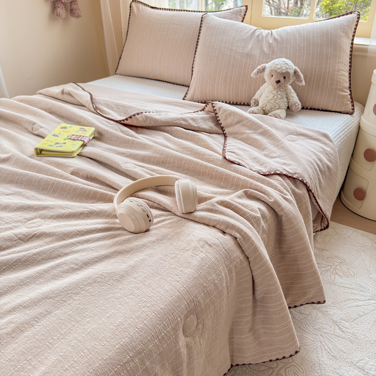 91家纺网 家纺一手货源 找家纺 鑫利来家纺 2026新款纯色无印风夏被简约素色法式麻夏凉被阳离子色织提花单人双人学生夏凉被-场景二 青禾-奶咖