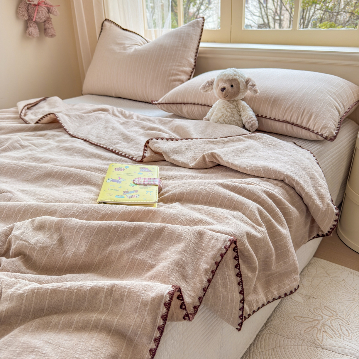 91家纺网 家纺一手货源 找家纺 鑫利来家纺 2026新款纯色无印风夏被简约素色法式麻夏凉被阳离子色织提花单人双人学生夏凉被-场景二 青禾-奶咖