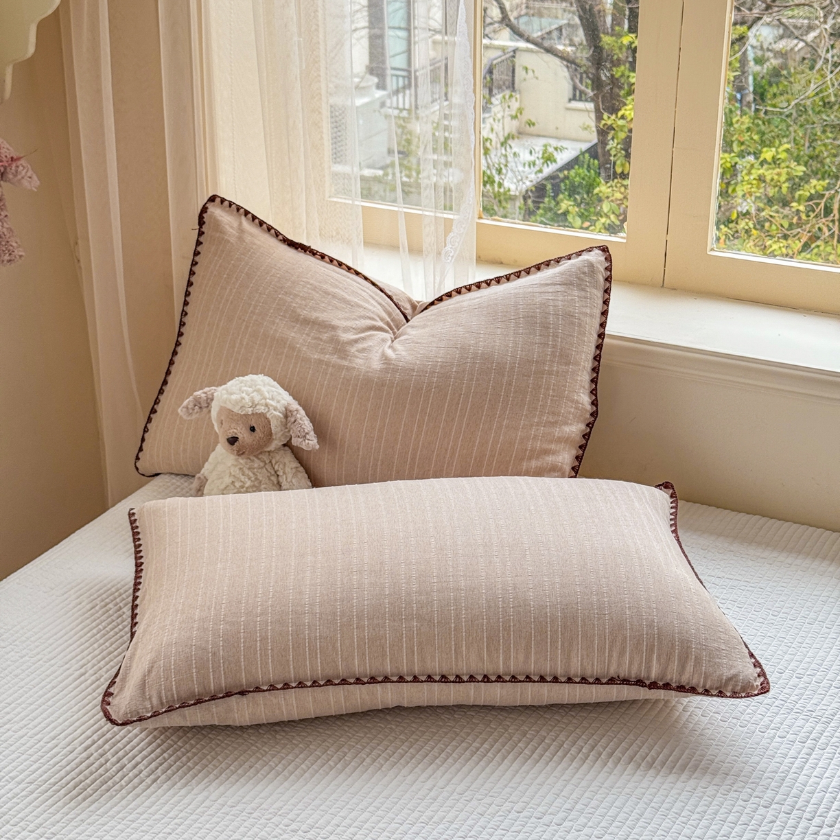 91家纺网 家纺一手货源 找家纺 鑫利来家纺 2026新款纯色无印风夏被简约素色法式麻夏凉被阳离子色织提花单人双人学生夏凉被-场景二 青禾-奶咖