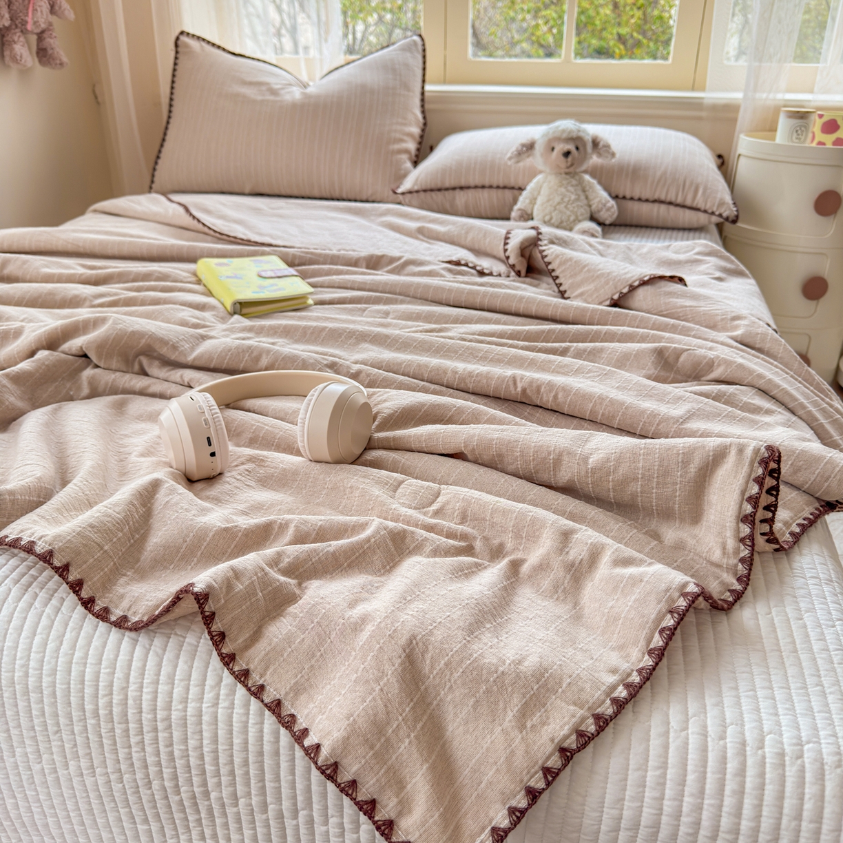 91家纺网 家纺一手货源 找家纺 鑫利来家纺 2026新款纯色无印风夏被简约素色法式麻夏凉被阳离子色织提花单人双人学生夏凉被-场景二 青禾-奶咖